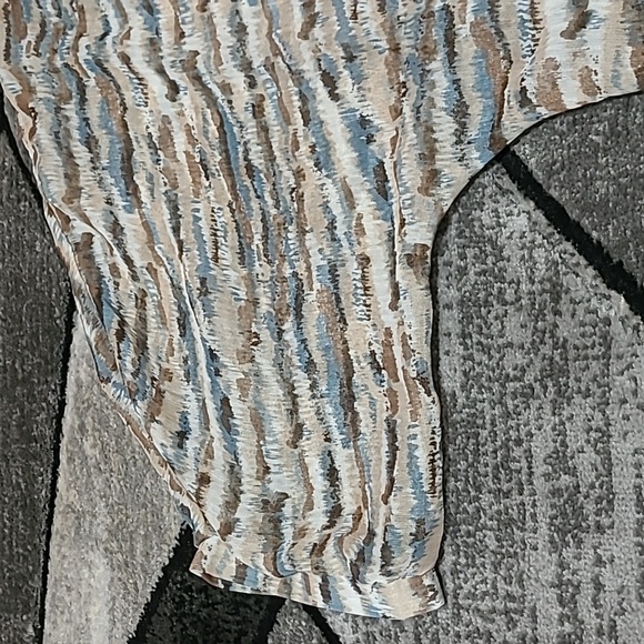 BKE BOUTIQUE SHEER STUDDED SCOOP-NECK DROPTAIL SHIRT - Picture 6 of 14